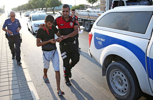 Hamile kadın hareket halindeki araçtan atladı