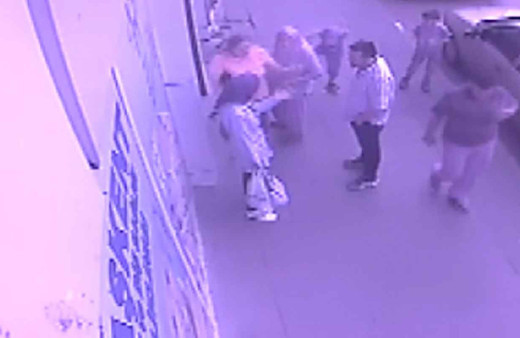 Barışma teklifini kabul etmeyen eski sevgilisini, oğlunun gözü önünde bıçakladı