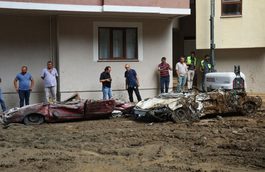 Rize'de çöken istinat duvarının altında kalan araçlar kağıt gibi ezildi 450 kamyon toprak kalktı