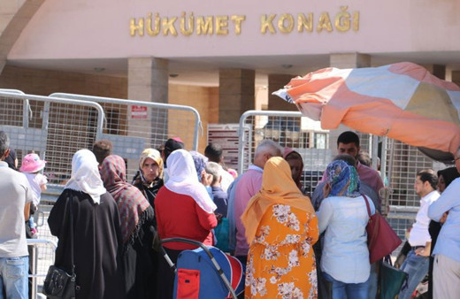 Kanada'ya Suriyeli alınacak haberi sonrası valiliğe akın ettiler