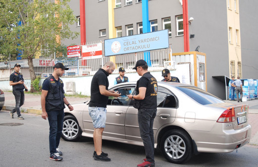 İstanbul polisi okul çevrelerinde denetim yaptı