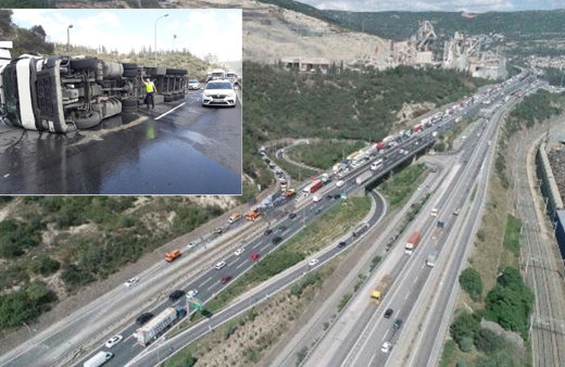Kocaeli TEM otoyolunda TIR devrildi... Uzun araç kuyrukları oluştu