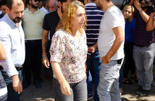 HDP'li Saliha Aydeniz oturma eylemi yapan ailelere kolay gelsin dedi tepki aldı