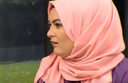 Başörtüsünü çıkarıp havuz pozu veren gelin adayı Hanife: Yakında g.tümü göstereceğim