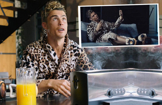 Cristiano Ronaldo'nun leopar desenli sabahlığıyla yeni reklamı olay