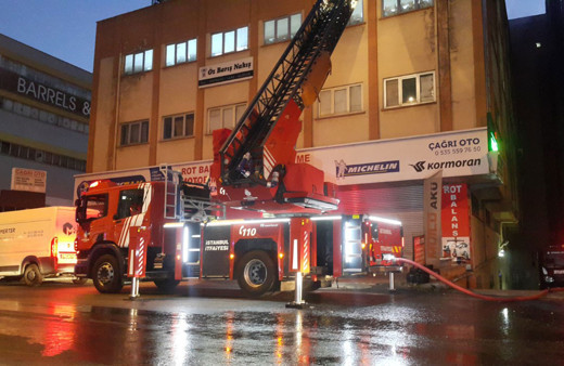 Güngören'de iş merkezinin çatısı alev alev yandı