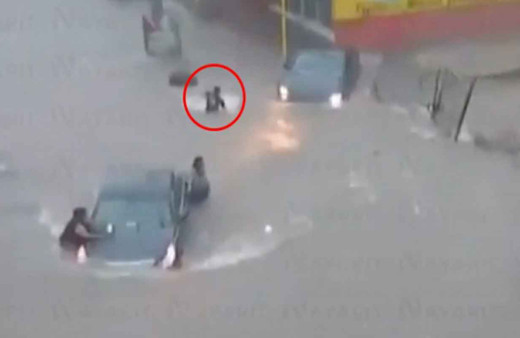 Sele kapılan genç kız kanalizasyon çukurunda can verdi