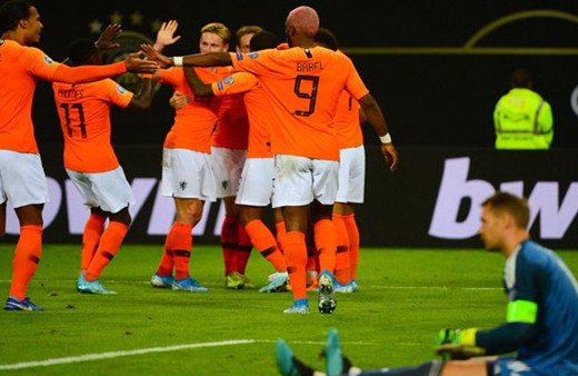 Hollanda, Almanya'yı deplasmanda devirdi