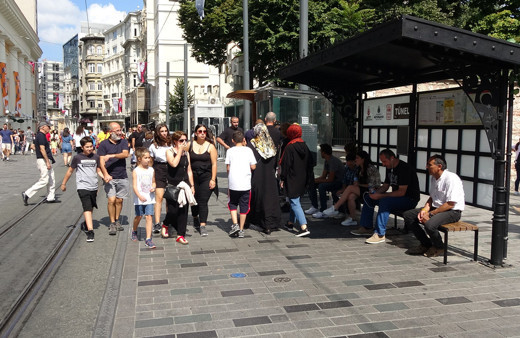 İstiklal Caddesi'nde para isteyen 2 kişi olumsuz yanıt alınca dehşet saçtı
