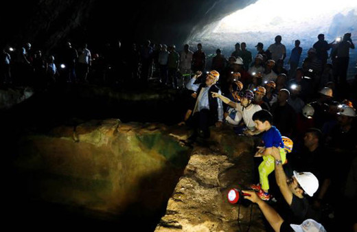 Antalya Valisi cami imamını yanına alıp 30 milyon yıllık mağaraya gitti! Yaptıkları çok konuşulur