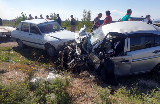 Osmaniye Kadirli ilçesinde üç aracın karıştığı kazada 1 'i çocuk 3 kişi öldü 4 kişi yaralandı