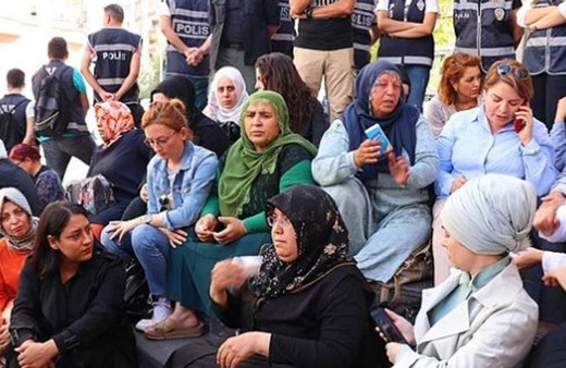 Diyarbakır'daki oturma eylemine bir anne daha katıldı