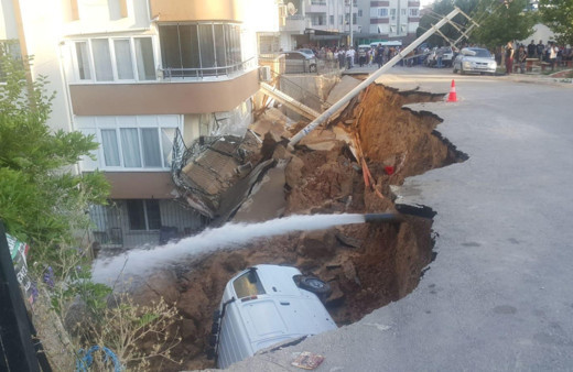 İzmir'de istinat duvarı çöktü Minibüs çukura düştü