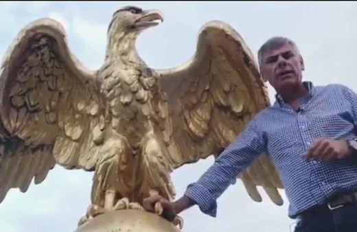 Belçika’da ırkçı siyasetçi çatıya çıkarak açıklama yaptı: