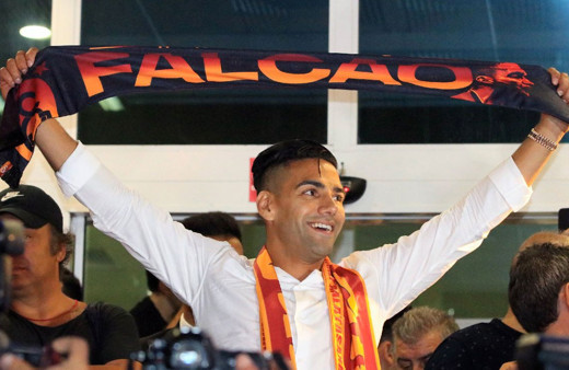 Radamel Falcao topa vurmadan voleyi vurdu darphane gibi para basıyor