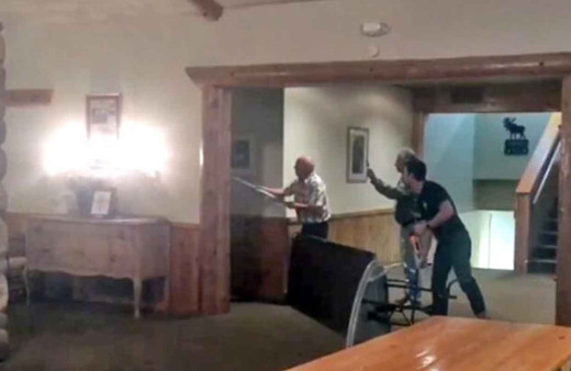 Kadınlar tuvaletine giren davetsiz misafir paniğe neden oldu