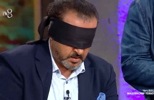 Mehmet Yalçınkaya Masterchef'te gözü kapalı şov yaptı