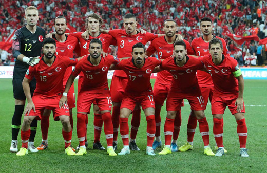 Kırmızı Çizgi Fitbol ekibi Milli Takım'ı beğenmedi Hakan Çalhanoğlu'nu topa tuttu