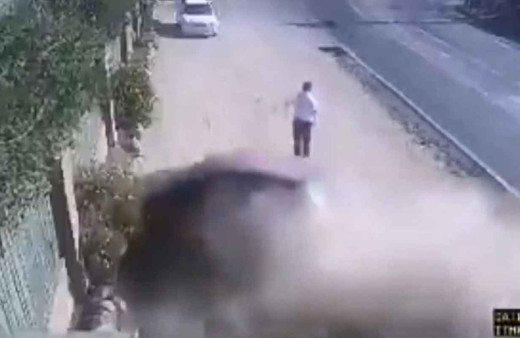 Üzerine hızla gelen otomobilden son anda kaçtı