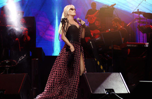 Ajda Pekkan Harbiye sahnesini salladı! Fotoğraflarını photoshop yaptırarak servis etti