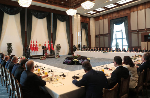 Erdoğan ile CHP'li başkanların tokalaşma anı! Ekrem İmamoğlu ile Tunç Soyer'e dikkat