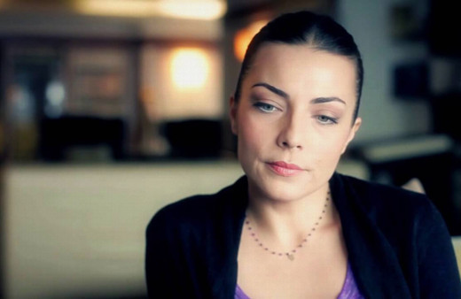 Burcu Kara incir toplarken arıların saldırısına uğradı kaçarken köpek ısırdı