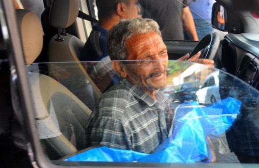 Acılı dede torununun cenazesini kucağında böyle taşıdı! Yürekler dağlandı