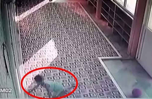 Cami kapısında 100 lira bulan imam kameraya bakınca mest oldu