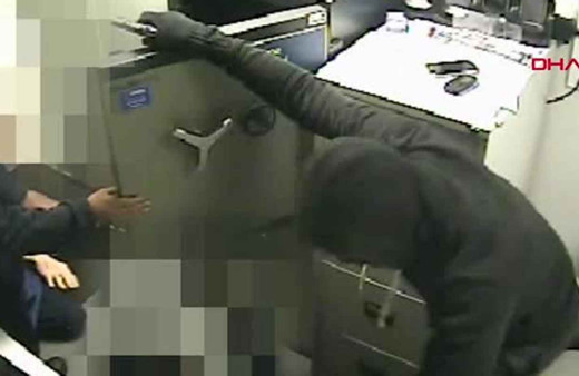 Süpermarkete giren soyguncu önce çalışanları rehin aldı sonra kasayı boşalttı