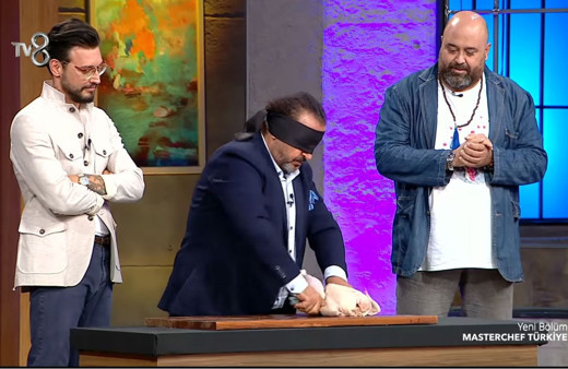 MasterChef Türkiye'de Şef Mehmet'in gözü kapalı şovu taklit çıktı