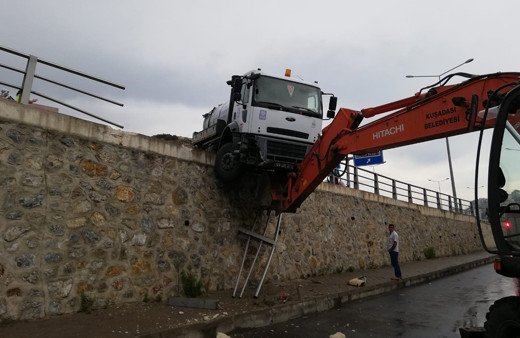 Aydın Kuşadası'nda vidanjör köprülü kavşakta asılı kaldı