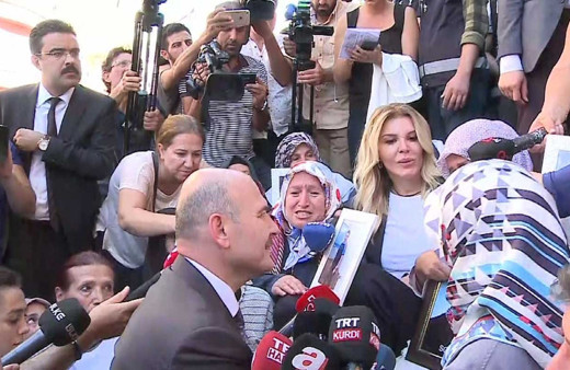 Süleyman Soylu Diyarbakır'da annelere destek verip HDP'yi suçladı