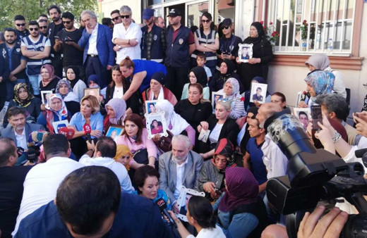 Sanatçılardan Diyarbakır'da eylem yapan annelere destek: Anne feryadının siyaseti olmaz