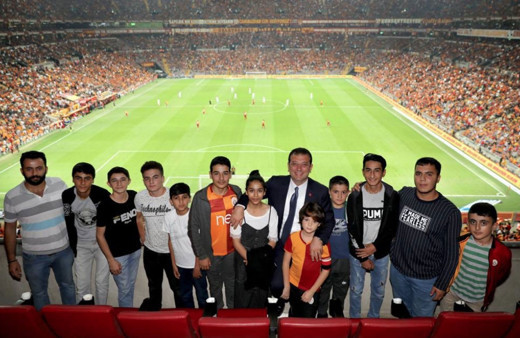 İBB Başkanı Ekrem İmamoğlu ilk kez stada giden çocuklarla maç izledi