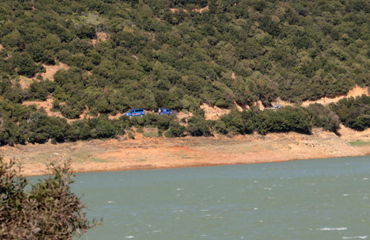 Baraj kenarında keçi otlatırken, ceset buldu