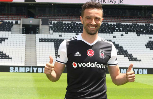 Beşiktaş'ta Gökhan Gönül ile 1 yıl daha