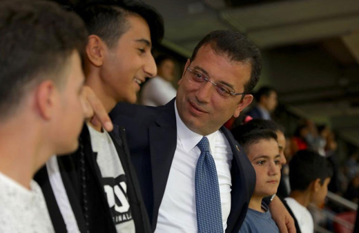 İBB Başkanı Ekrem İmamoğlu ilk kez stada giden çocuklarla maç izledi