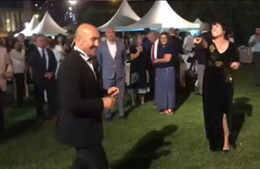 Tunç Soyer'in yaptığı dansa Fuat Uğur'dan olay yorum: Erkek erkeğe yaptıkları tuhaf ürpertici