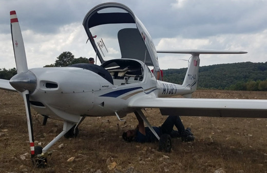 İstanbul'da motor arızası yapan eğitim uçağı boş araziye indirildi