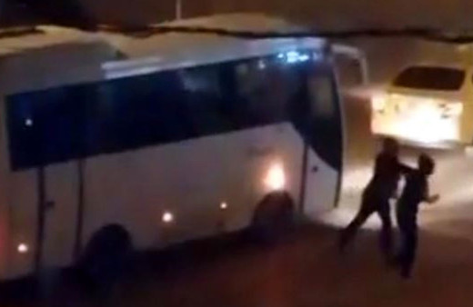 Taksici sokak ortasında kadını darbetti