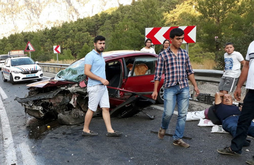 Otomobiller kafa kafaya çarpıştı: 1 ölü 5 yaralı