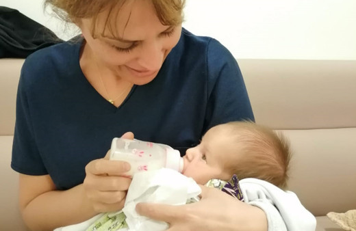 Isparta'da annesi yoğun bakıma alınan Eren bebeği hemşire sakinleştirdi