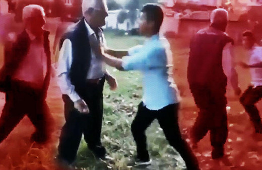 Kocaeli'de köpeğe taş atmasına karşı çıkan gençleri darp eden kişiye gözaltı