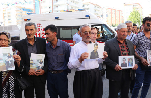 Diyarbakır'da annelerin evlat nöbeti ülke sınırlarını aştı sürüyor! İran'dan 5 aile daha katıldı