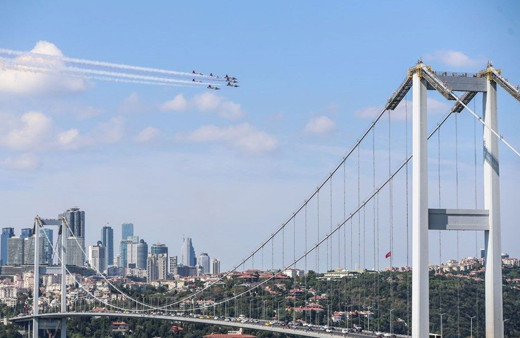 Türk Yıldızları'ndan İstanbul Boğazı'nda nefes kesen gösteri