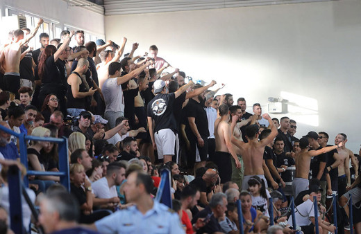 Fanatik Yunan taraftar maçta Türk kadın sporculara tükürüp sahaya yağ fırlattı