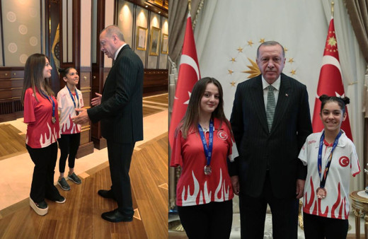 Erdoğan, milli sporcular Sümeyye ve Sevilay'ı kabul etti