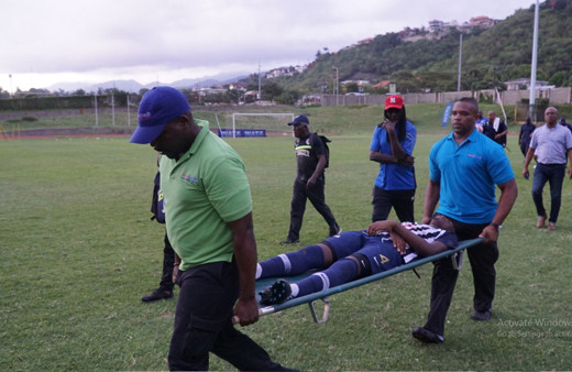 Futbol maçı sırasında oyunculara yıldırım çarptı