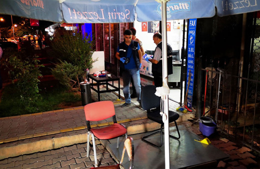 Kafede oturanlara otomobilden ateş açıldı