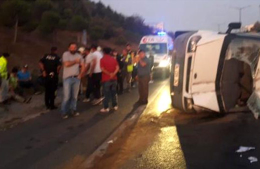 TEM'de servis minibüsü devrildi: 5 yaralı